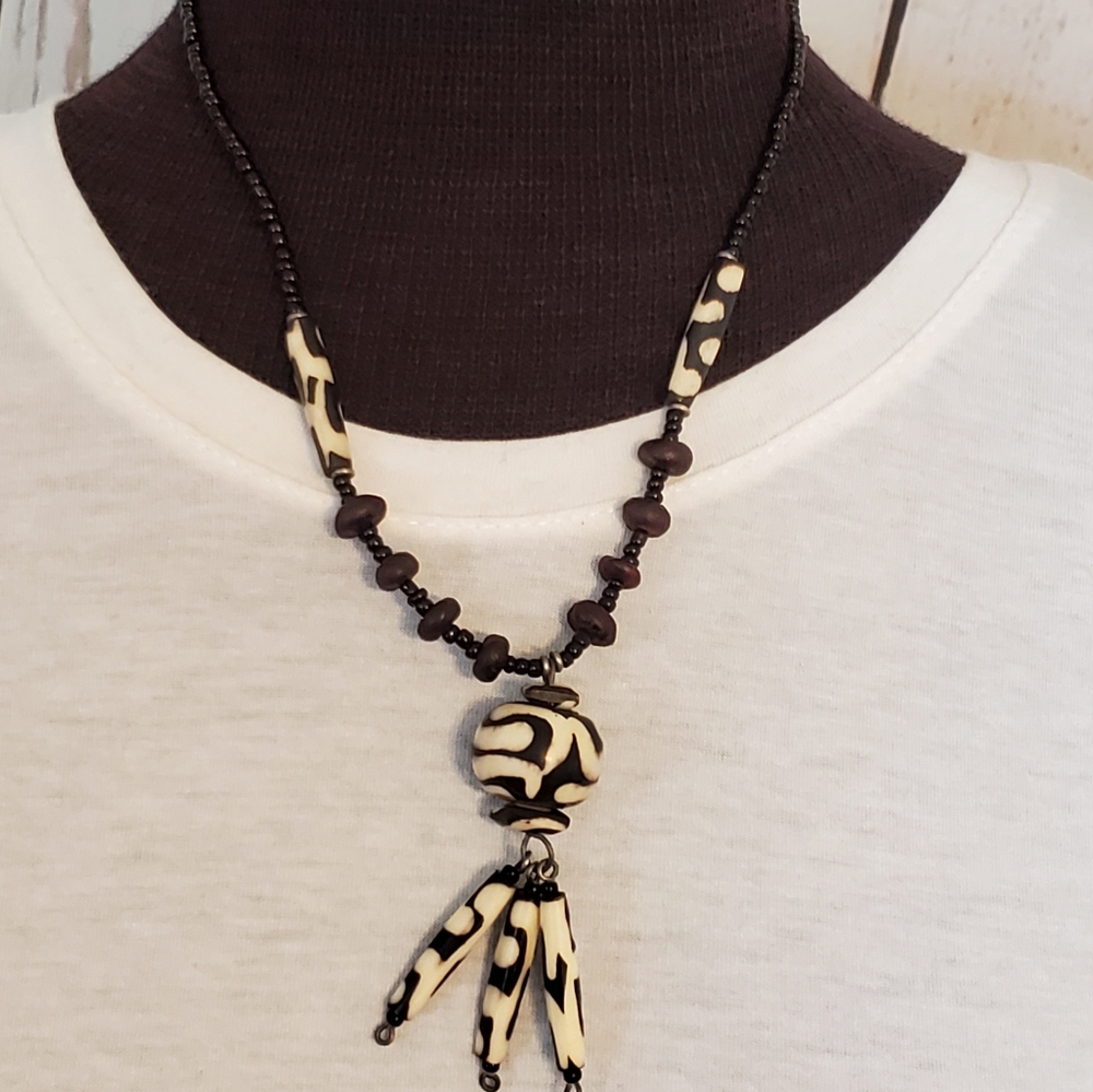 Vintage safari look beaded necklace with screw together clasp